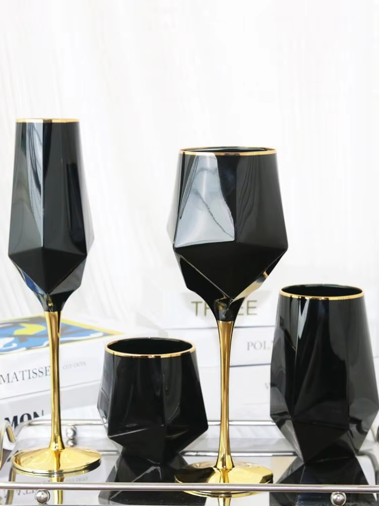 Wine Beer Whiskey - Чистый черный кристалл с золотым краем,